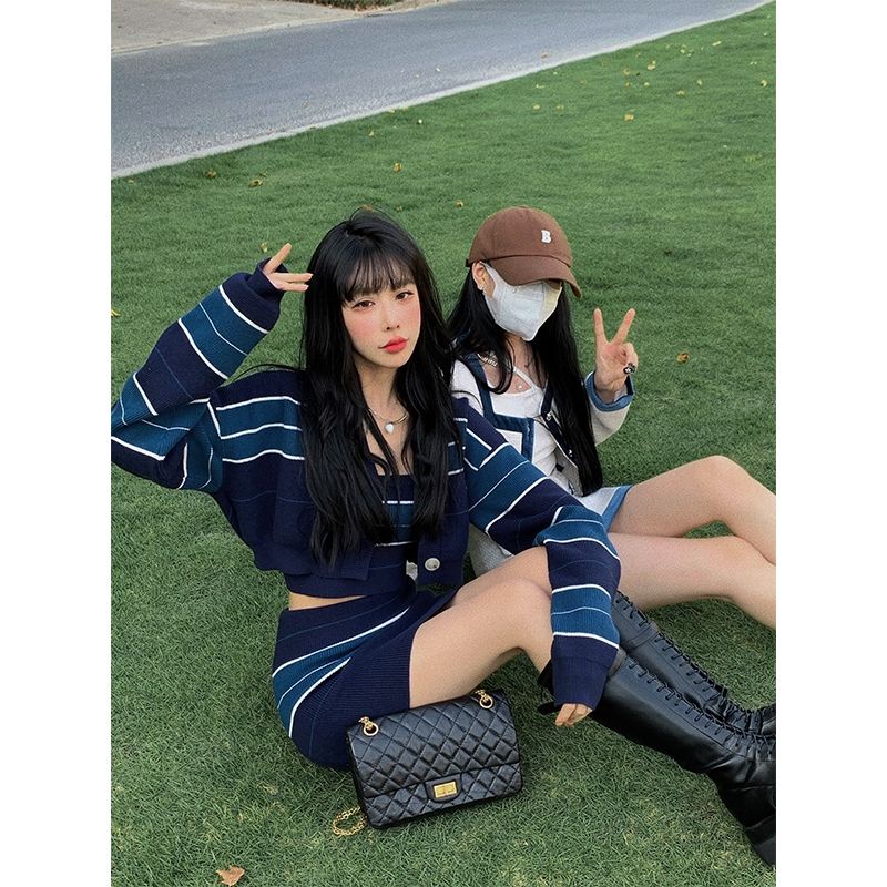 Bộ Áo Khoác Cardigan Dệt Kim Kẻ Sọc Màu Xanh Dương + Chân Váy Yếm Phong Cách Retro Mỹ