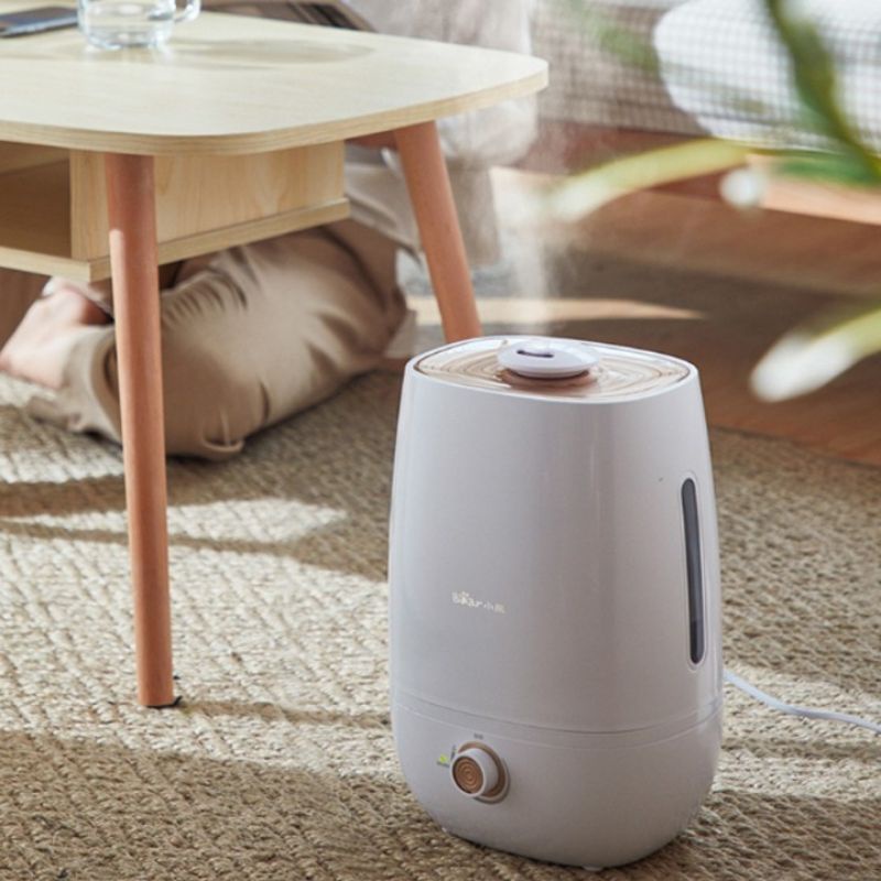 Máy phun sương Bear dung tích bình chứa 4L giúp duy trì độ ẩm cho căn phòng điều hòa, tạo sự thư giãn, thoải mái