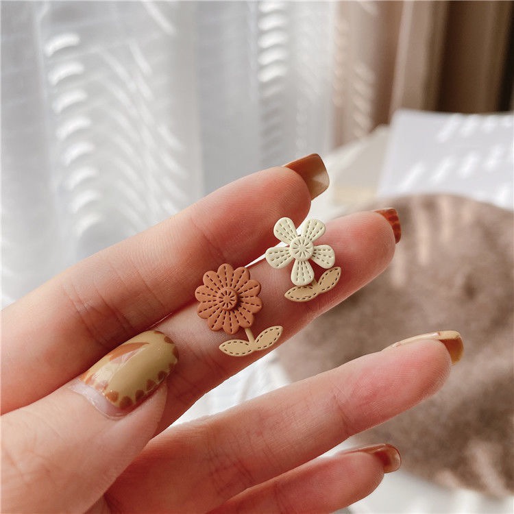 Bông tai đi biển hoa cúc màu sắc, chuôi xỏ bạc 925  Her Accessories H117