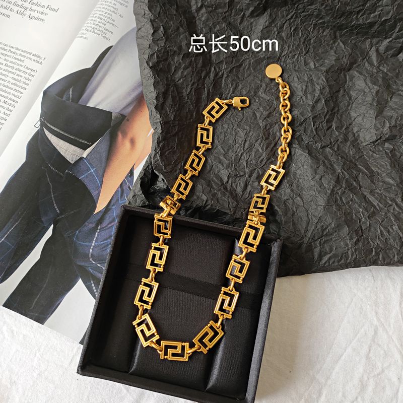 VÒNG CỔ VERSACE TRƠN KIỂU ĐƠN GIẢN