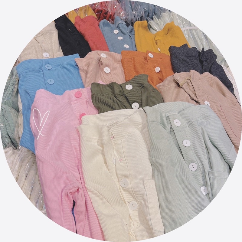 Áo cổ v đính nút