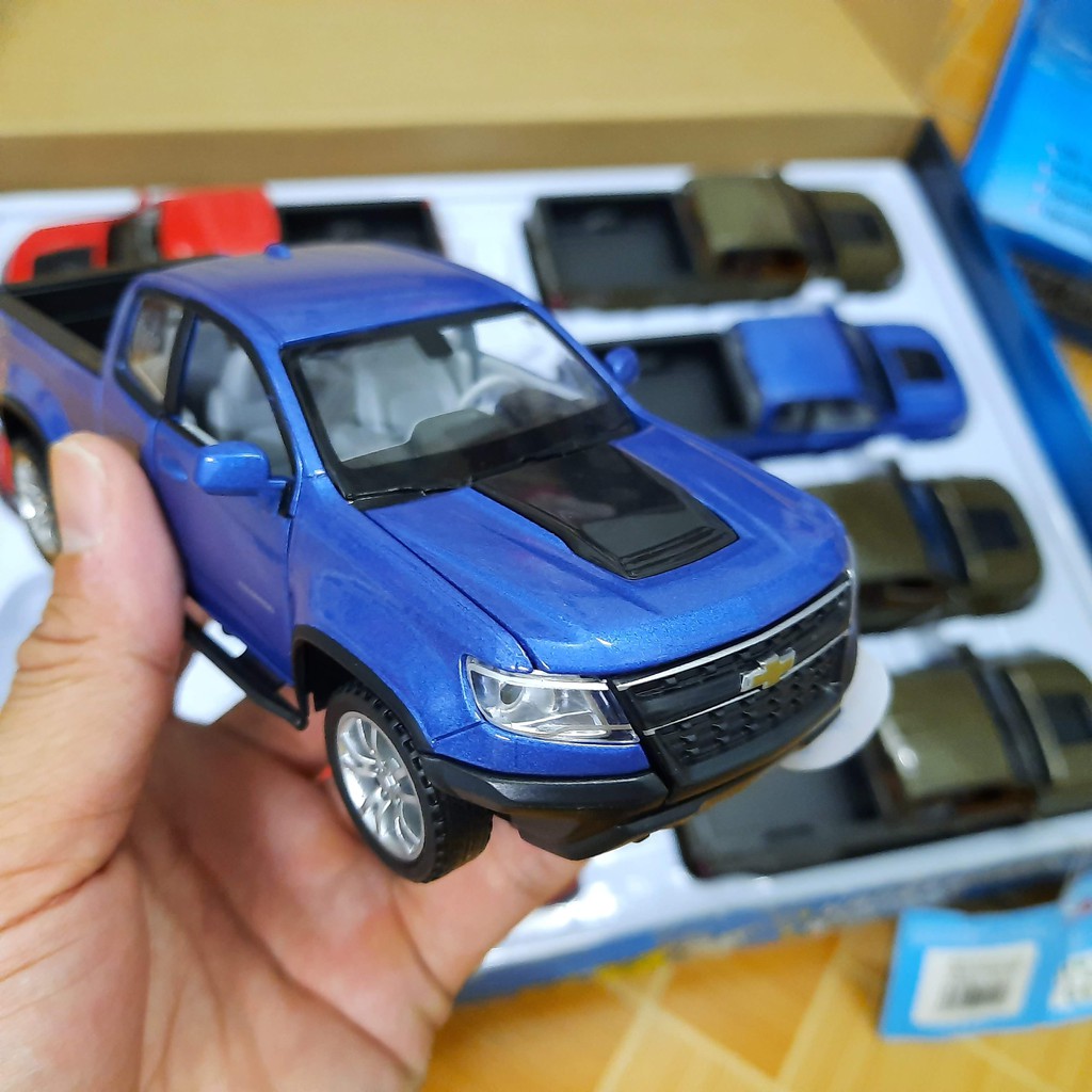 Xe ô tô bán tải Chevrolet colorado tỉ lệ 1:3â Xe bằng sắt mở full cửa chạy cót có đèn và âm thanh