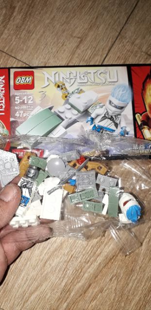 Lắp ráp 1 hộp LegoNinjutsu 99527 có nhiều chi tiết bằng nhựa ABS