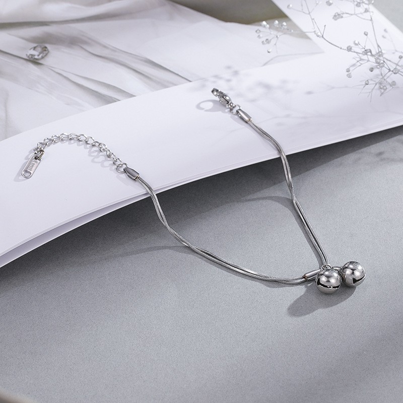 Lắc tay nữ titan không đen 2 cái chuông