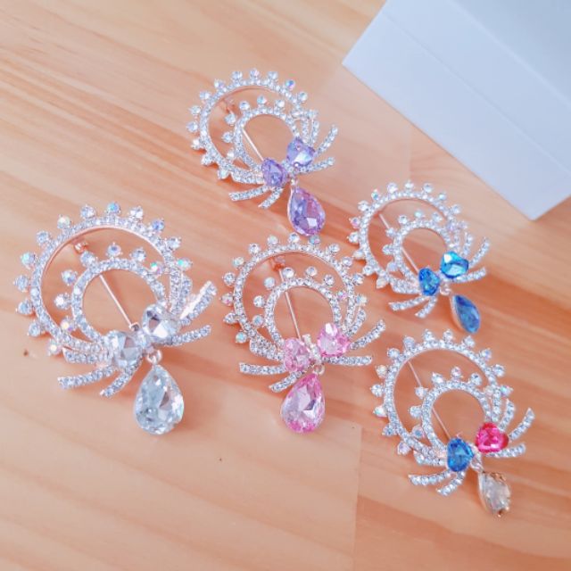 Cài áo pha lê sang chảnh