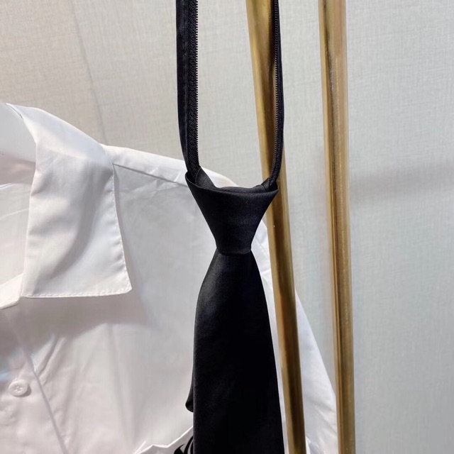 Áo sơ mi trắng kèm cà vạt