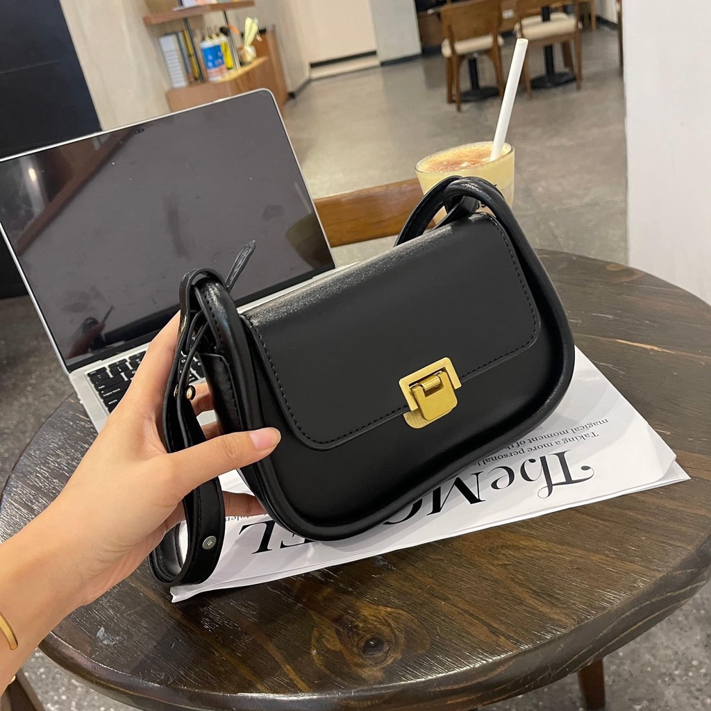 Túi xách nữ đeo chéo kẹp nách nắp gập viền cong họa tiết trơn phong cách basic CV52