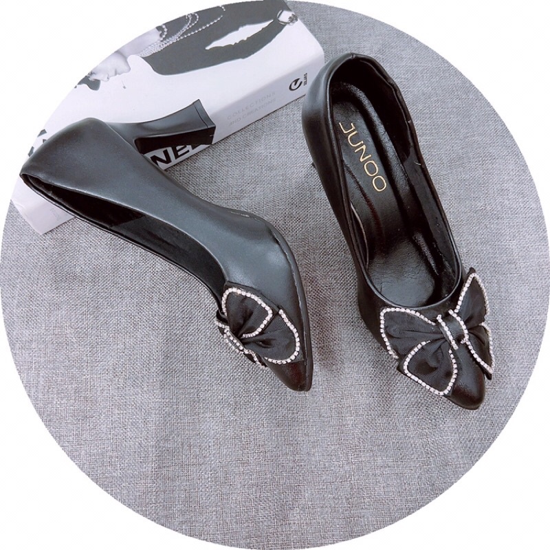 Giày Cao Gót Mũi Nhọn Da Lì Nơ Vải Viền Ngọc Gót Trụ 7Cm