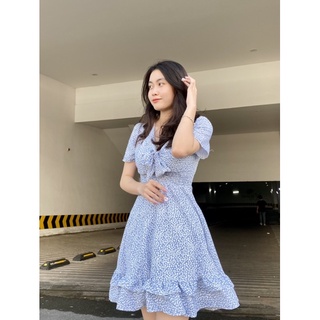 Váy tầng dáng xẻ ngực thắt nơ bánh bèo