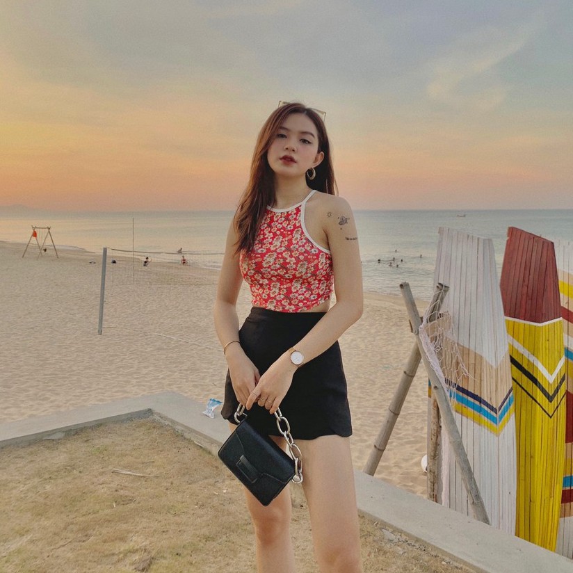 Chân váy ngắn lưng cao. Chân váy dáng A xẻ tà màu đen có lót trong phong cách ulzzang Hàn Quốc, thiết kế T-Ju (cv lala) | BigBuy360 - bigbuy360.vn