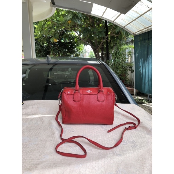 Túi chuẩn si . Túi qua sử dụng. Khách vui lòng xem hình nếu muốn biết thêm thông tin sản phẩm mời khách vô chat. Thanks.