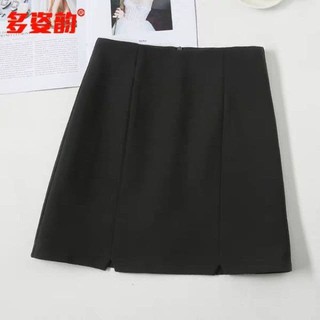 Chân A có quần trong xẻ nhẹ-
