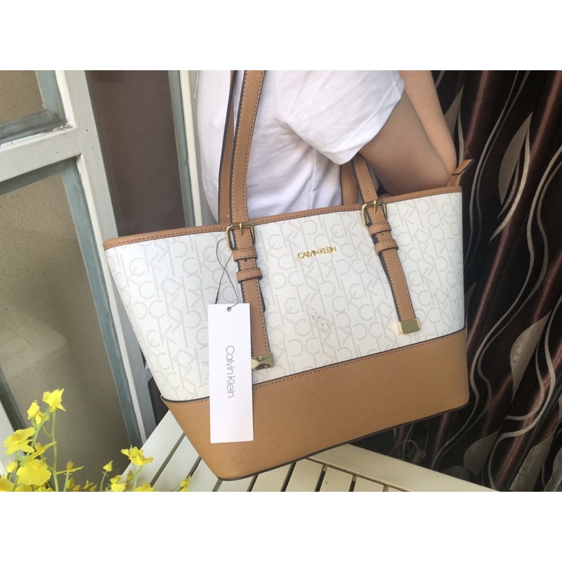 Túi Tote nữ Calvin Klein màu kem và nâu