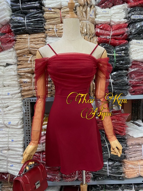 Đầm xoè đỏ trễ vai lưới