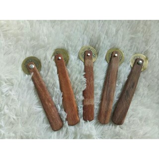 Đồng xu cạo gió cán gỗ