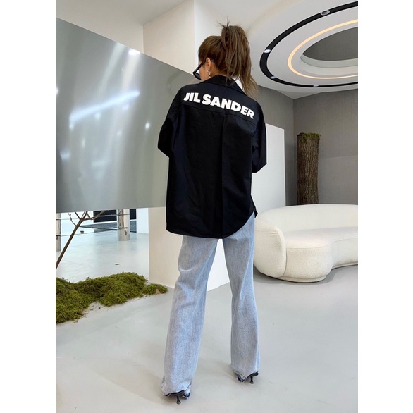 Áo sơ mi nữ dáng rộng thương hiệu Jil Sander sau lưng in logo