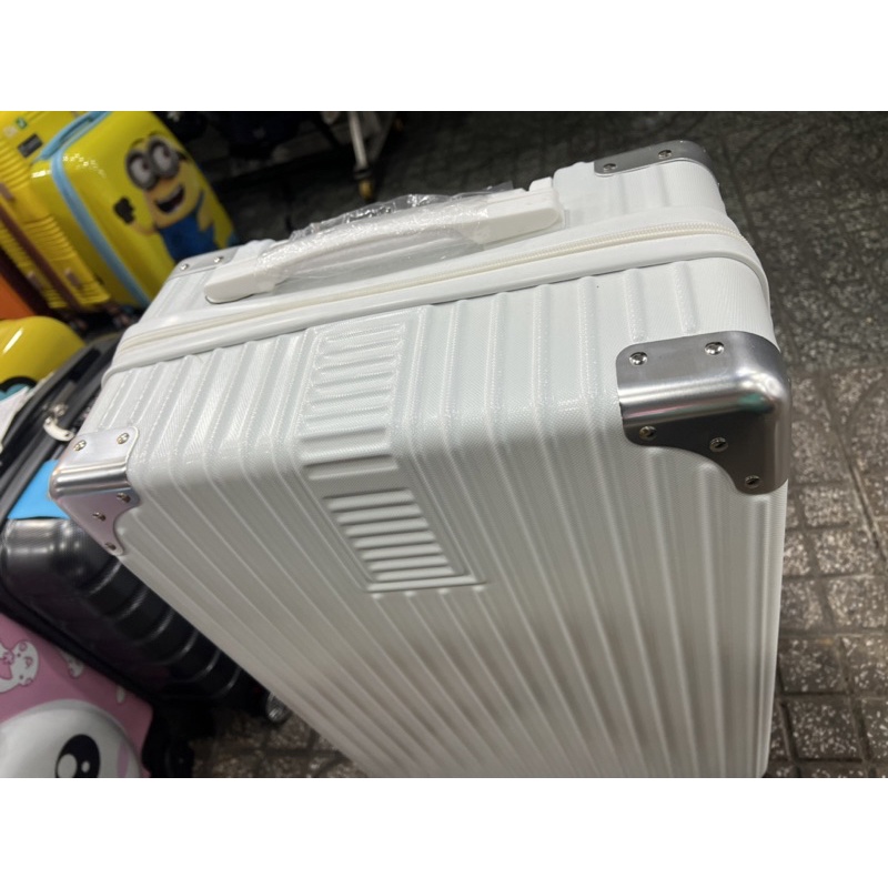 Vali bọc góc size 20 trắng