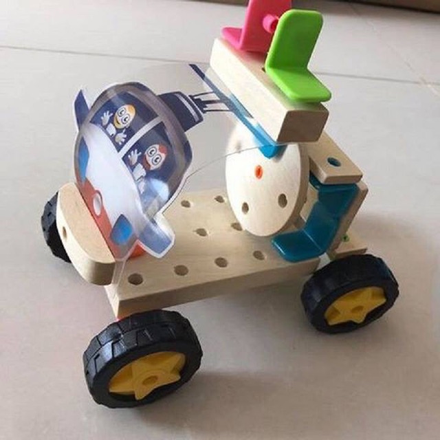 Lắp ráp phương tiện giao thông bằng gỗ