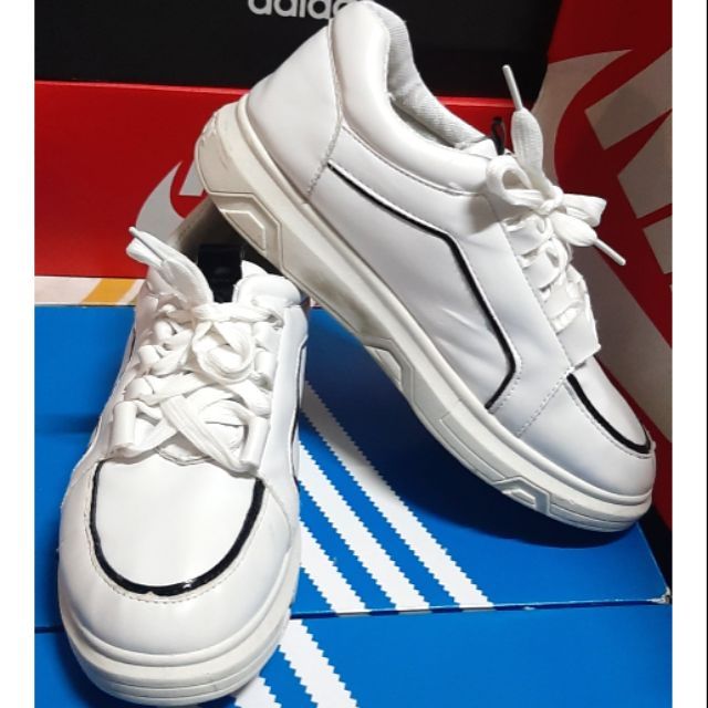 Giày sneaker nữ viền đen phong cách size 37, 38