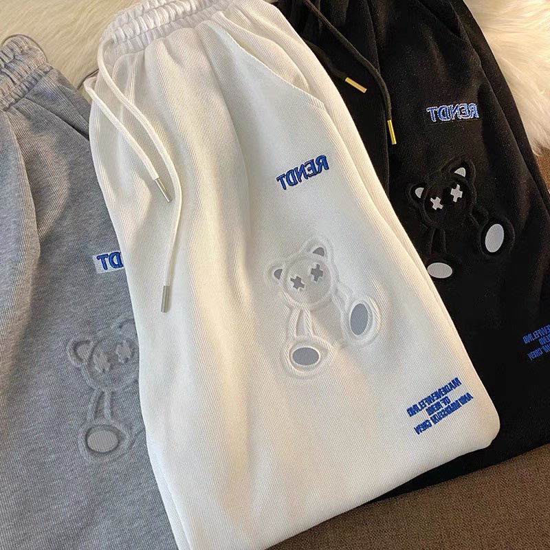 Quần jogger dập nổi hình gấu RUBY HOUSE86 có chốt gấu điều chỉnh mặc 2 kiểu, chất dầy đẹp có 2 size M và L, có 3 màu