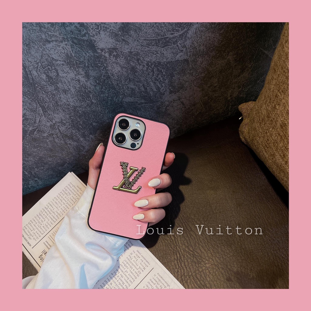 Ốp da nhám hồng viền đen tag L.V đá ip 7plus/8plus/X/Xs/Xsmax/11/11promax/12/12pro/12promax/13/13pro/13promax