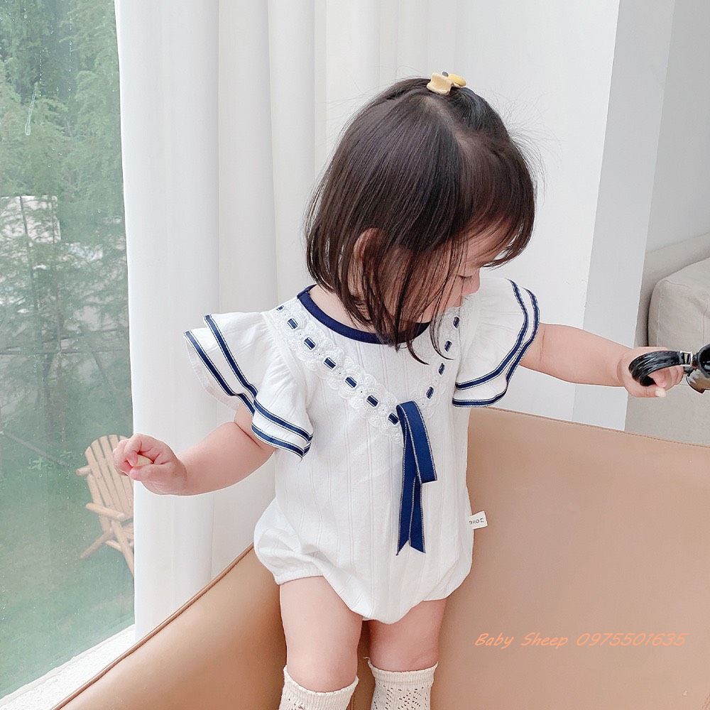 Body cộc tay tiểu thư bé gái sơ sinh đầy tháng thôi nôi màu trắng tay áo cánh tiên có nơ ngực dây