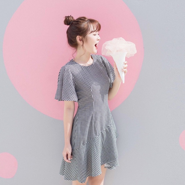 Đầm cổ tròn tay loe caro đen dễ thương năng động | BigBuy360 - bigbuy360.vn