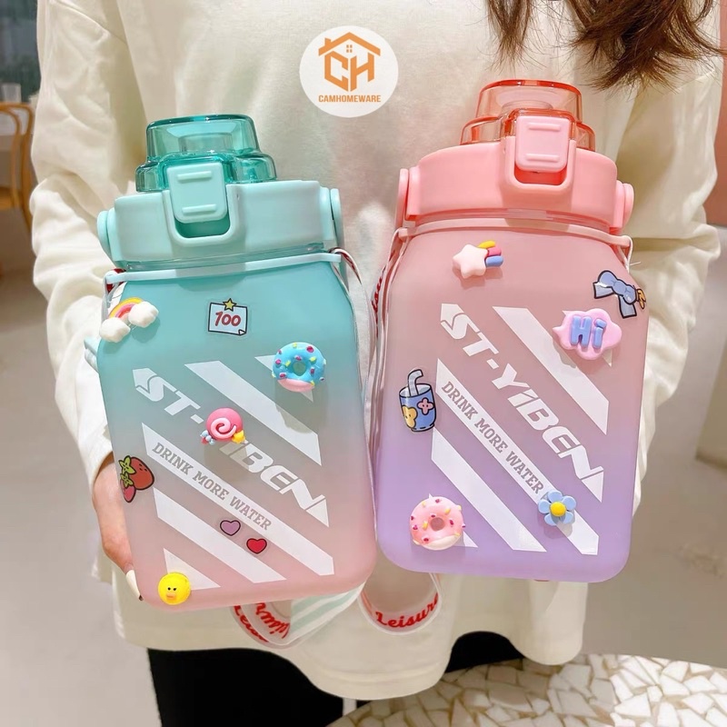 Bình Nước Nhựa Vuông Có Ống Hút Kèm Dây Đeo Cực Tiện Lợi Xinh Xắn Dễ Thương, Dung Tích 1500ml