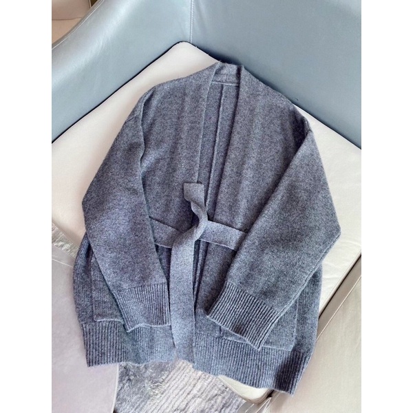 Áo len cashmere lười, dài giữa và túi lớn, sang chảnh mà dễ mặc. | BigBuy360 - bigbuy360.vn