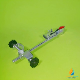 Kẹp đa năng gaứn vào giá đỡ thí nghiệm