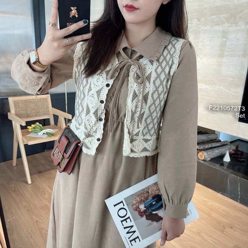 Set đầm xòe cổ bẻ thắt nơ tay dài phối áo khoác gilê len hàng QC!