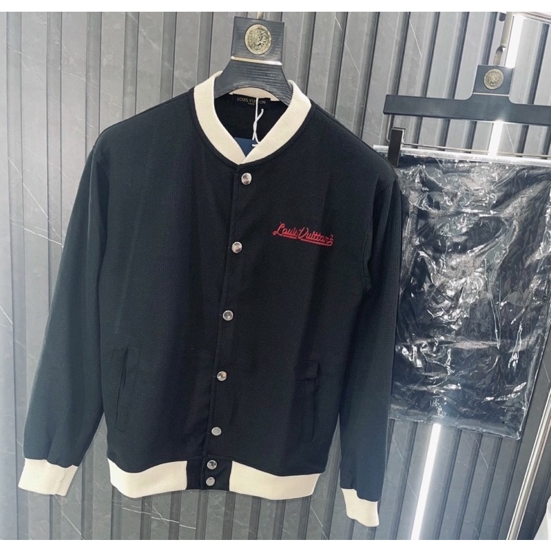 Áo khoác cổ bomber thời trang nam có họ tiết chữ thêu logo lv, Áo khoác thu đông phong cách hàn quốc btshop từ 45 đến 75