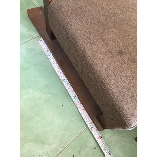 Khách đặt ghế gỗ tự nhiên