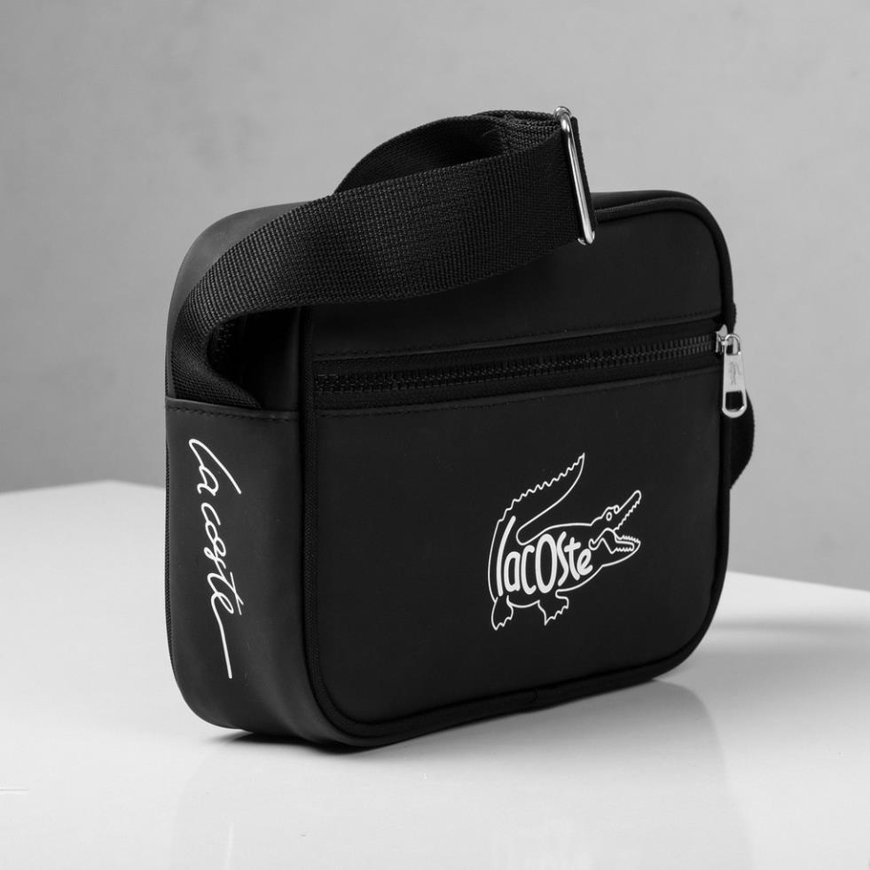 TÚI CHÉO NAM LACOSTE BIG LOGO CÓ HỘP ĐỰNG KÈM .Size 23cm x 17cm x 6cm. Chất liệu vải si mềm chống nước ,nam tính mạnh mẽ