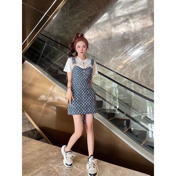 Váy yếm denim hoạ tiết logo thương hiệu Louis Vuitton LV cao cấp xuân hè 2022