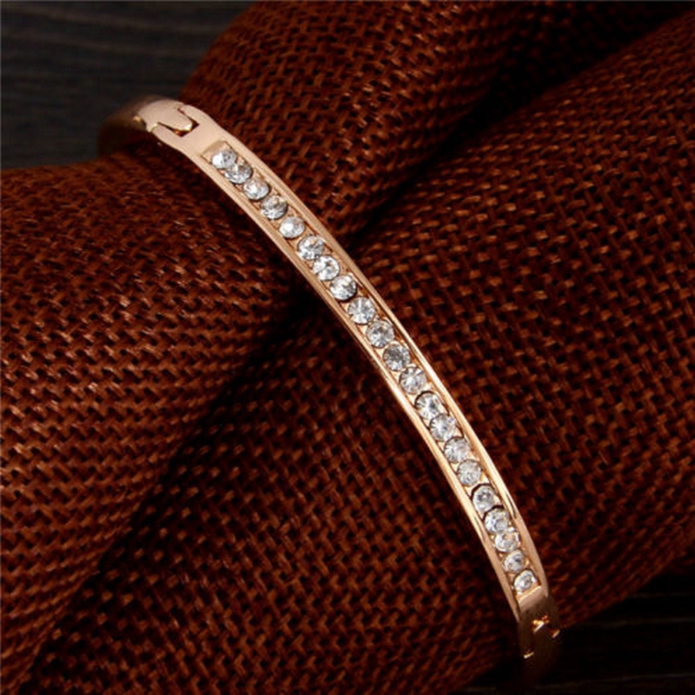 Vòng tay đính đá kiểu dáng thanh lịch