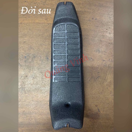 Yếm giữa xe CHALY che bình xăng con.