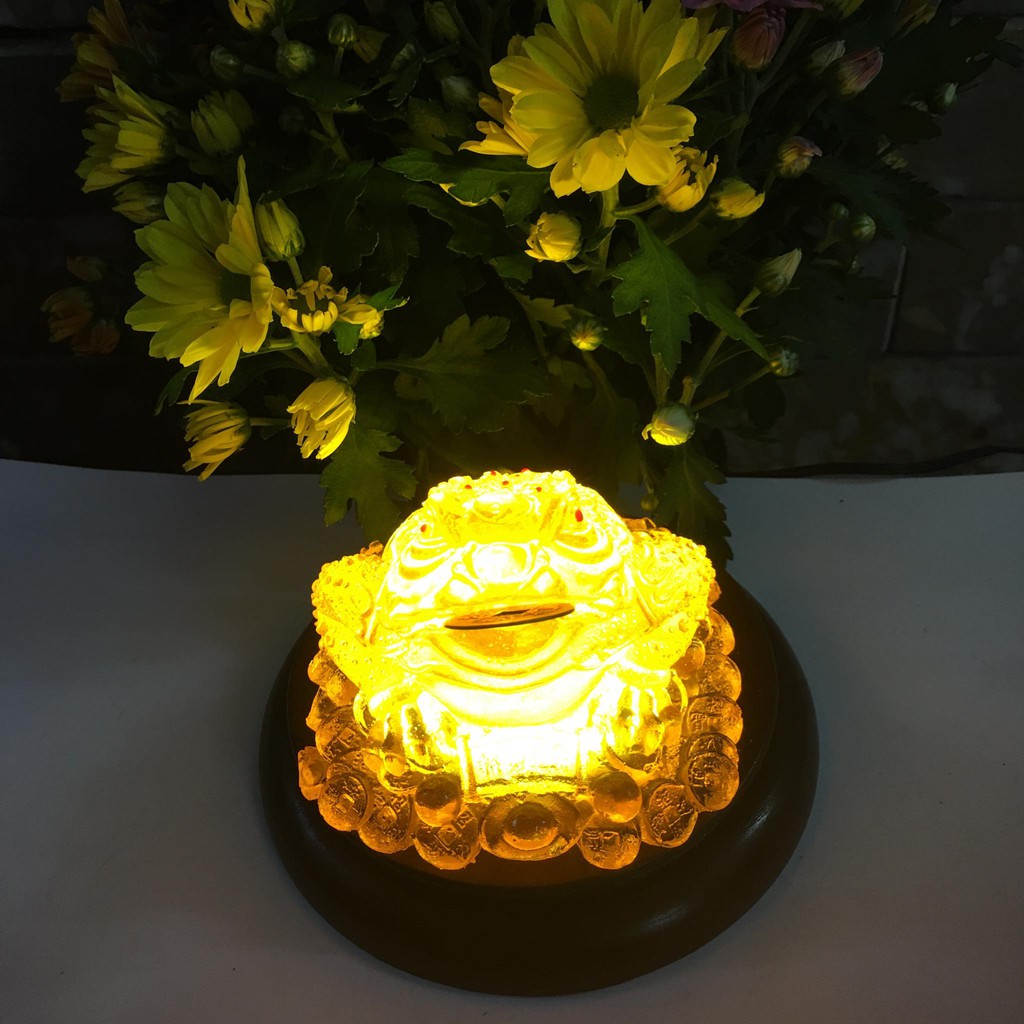 Thiềm thừ Phong thủy có đế có đèn màu vàng dài 10.5 cm x rộng 14.5 cm