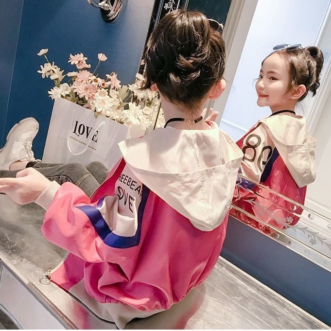 Áo khoác có mũ trùm phối màu sắc tương phản thời trang mùa thu cho bé gái