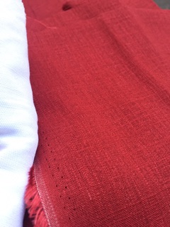 Vải linen tưng gân màu đỏ đô.