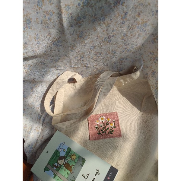 Túi tote thêu tay đắp vải cúc họa mi