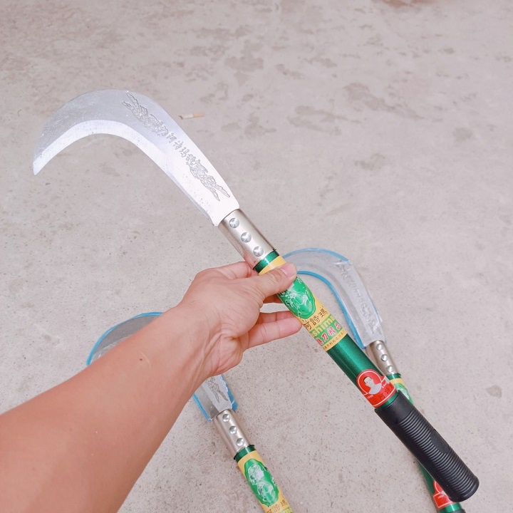 Liềm phát cỏ cầm tay cán dài siêu sắc