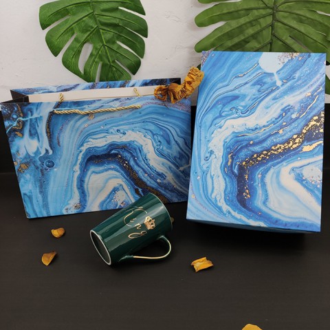 Hộp đựng quà vân đá kèm túi quai lụa 30.5x22x10cm, rơm giấy lót | BigBuy360 - bigbuy360.vn