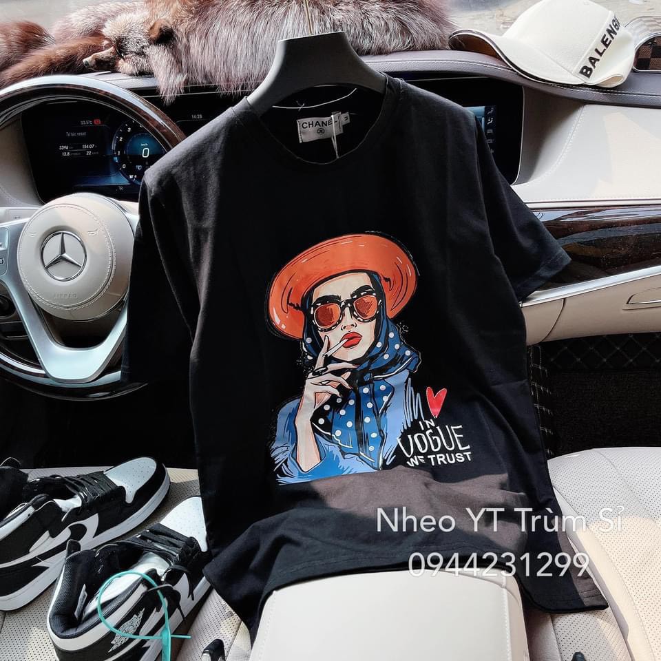 Áo phông đen trắng cô gái hút thuốc | BigBuy360 - bigbuy360.vn