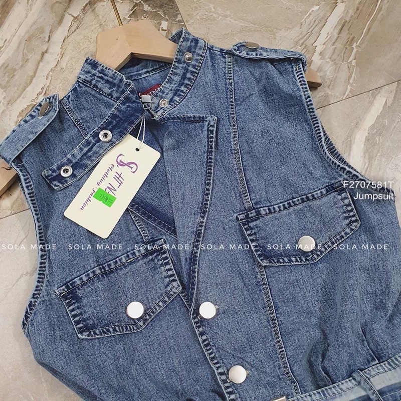 Jumpsuit jean cổ vest thắt đai đắp túi sát nách