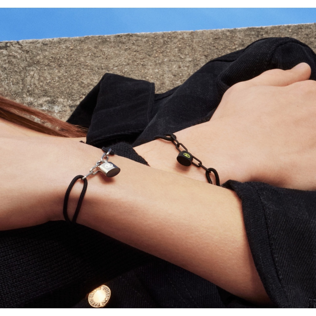 Vòng Tay Chất Liệu Titan Màu Đen Phối Khóa Louis Vuitton 2022