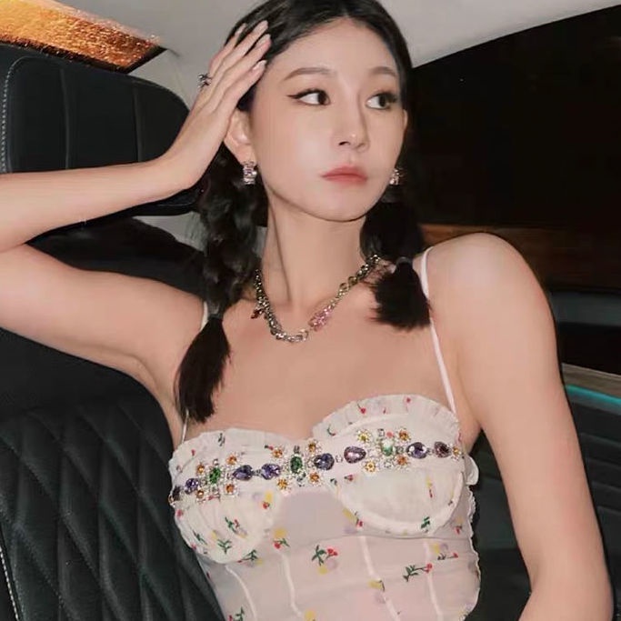 Áo Hai Dây Họa Tiết Hoa Đính Đá Phong Cách Thời Trang Mùa Hè Mới