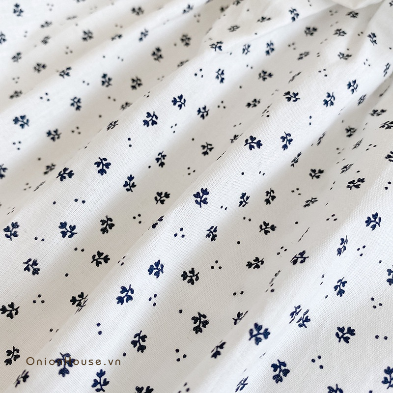 Áo trắng dài tay hoa nhí xanh cổ bèo vuông bé gái