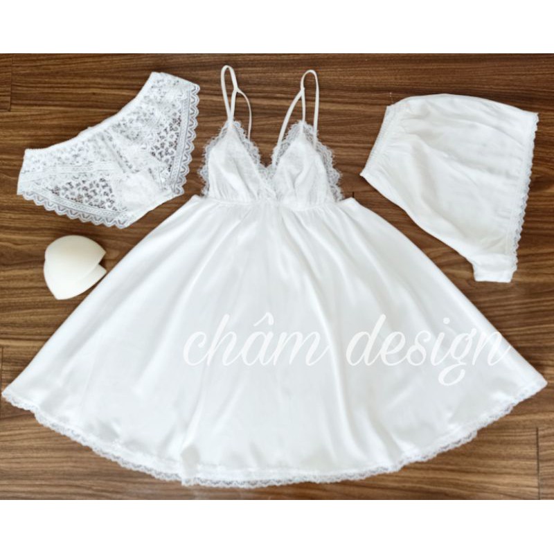 váy ngủ lụa satin trắng có 2 dây chéo nổi bật phần ngực. Hàng thiết kế độc quyền