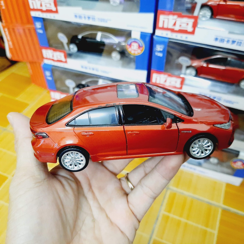 Mô hình xe ô tô Toyota Corolla Hybrid tỉ lệ 1:32 bằng kim loại có âm thanh và đèn